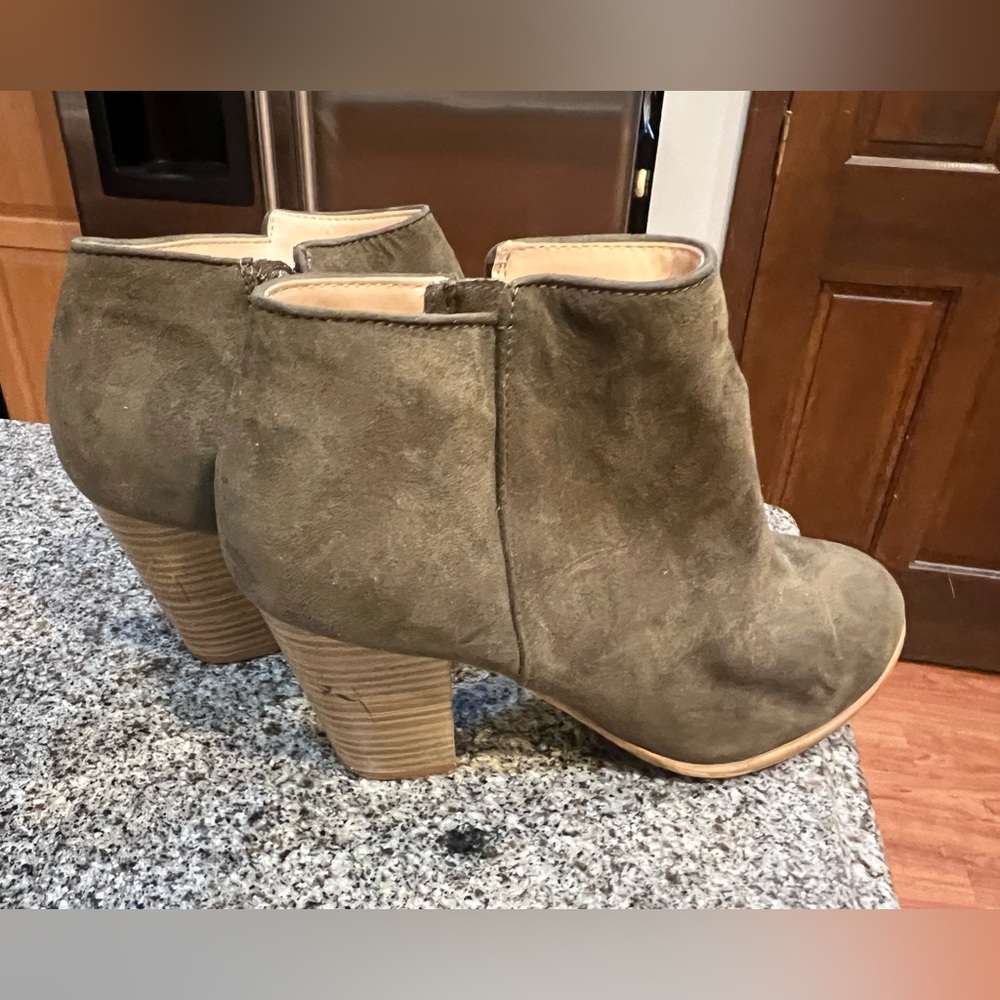 Dark green short boots size 8 zip up
